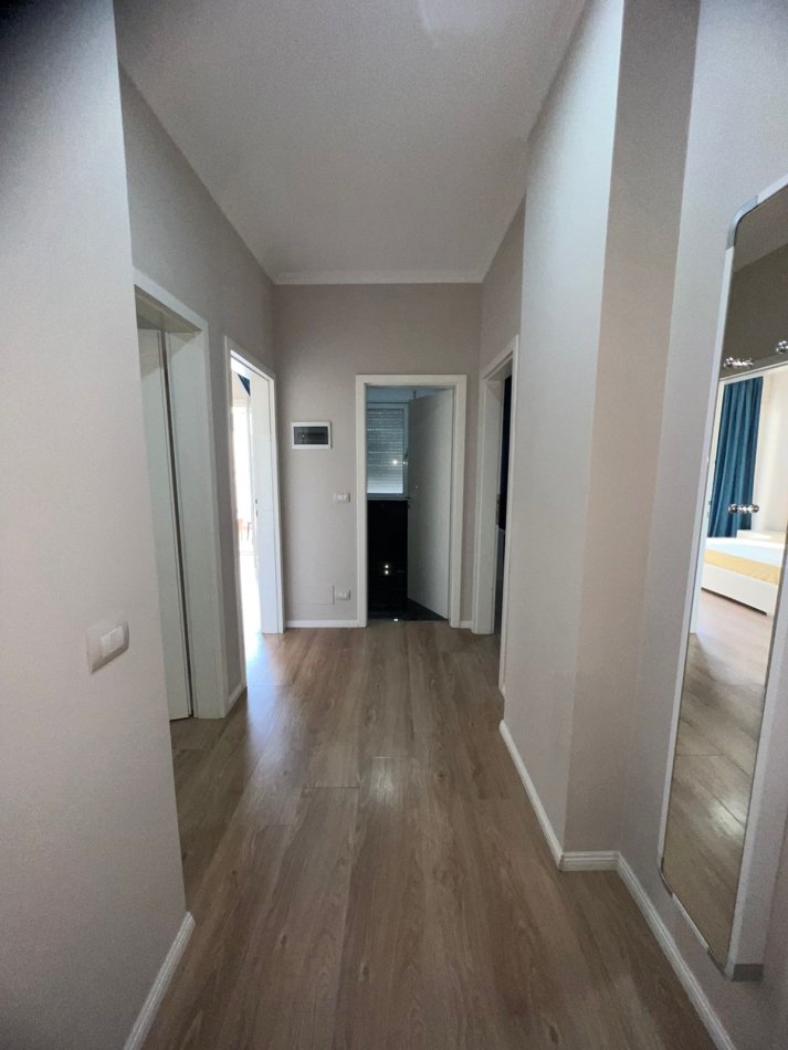 Tirane, jepet me qera apartament 3+1 Kati 4, 102 m² 1.200 € (Liqeni i Thatë)
