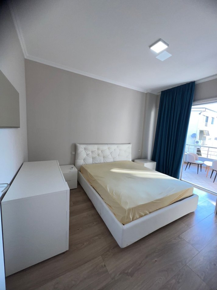 Tirane, jepet me qera apartament 3+1 Kati 4, 102 m² 1.200 € (Liqeni i Thatë)