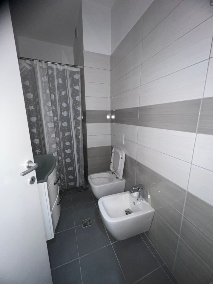 Tirane, jepet me qera apartament 3+1 Kati 4, 102 m² 1.200 € (Liqeni i Thatë)