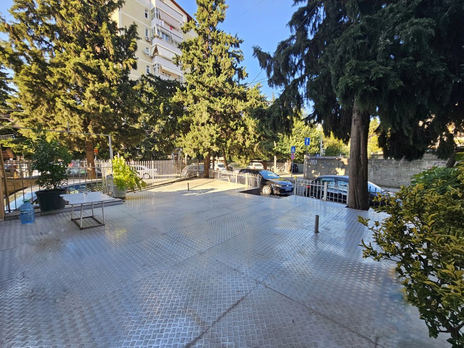 Me Qera: Ambient Buze Rruge ( 153m2 ) ME VERANDE ( 950€/muaj )- Fiks te fillimi i Bllokut te Vilave ne Selite