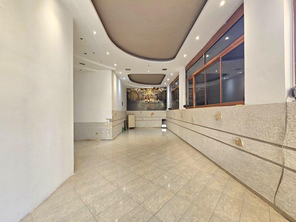 Me Qera: Ambient Buze Rruge ( 153m2 ) ME VERANDE ( 950€/muaj )- Fiks te fillimi i Bllokut te Vilave ne Selite
