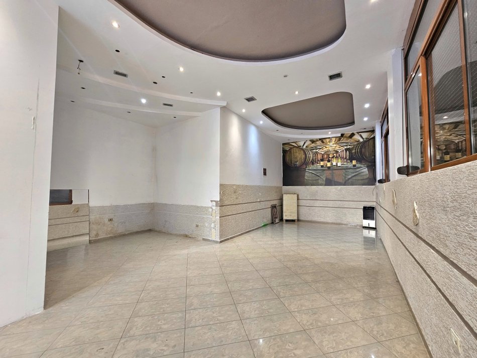 Me Qera: Ambient Buze Rruge ( 153m2 ) ME VERANDE ( 950€/muaj )- Fiks te fillimi i Bllokut te Vilave ne Selite