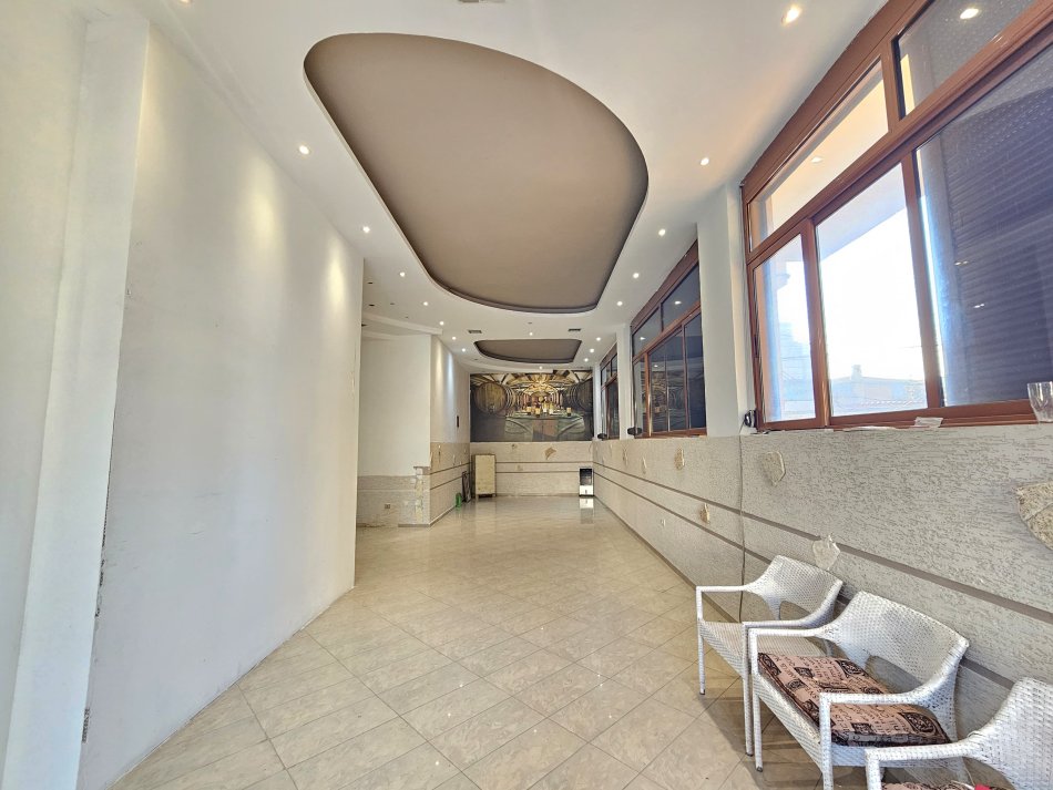 Me Qera: Ambient Buze Rruge ( 153m2 ) ME VERANDE ( 950€/muaj )- Fiks te fillimi i Bllokut te Vilave ne Selite
