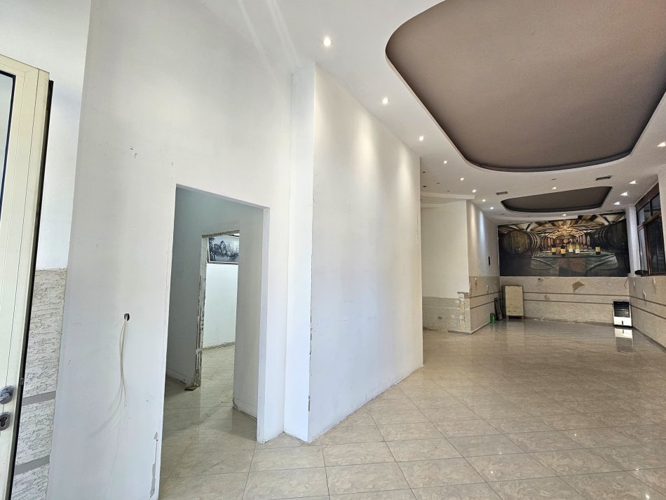 Me Qera: Ambient Buze Rruge ( 153m2 ) ME VERANDE ( 950€/muaj )- Fiks te fillimi i Bllokut te Vilave ne Selite