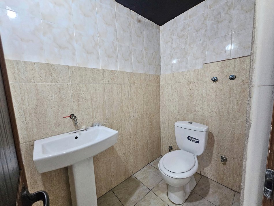 Me Qera: Ambient Buze Rruge ( 153m2 ) ME VERANDE ( 950€/muaj )- Fiks te fillimi i Bllokut te Vilave ne Selite