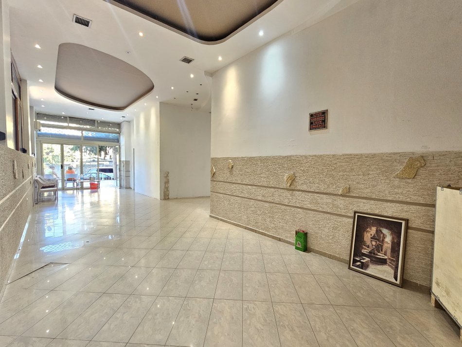 Me Qera: Ambient Buze Rruge ( 153m2 ) ME VERANDE ( 950€/muaj )- Fiks te fillimi i Bllokut te Vilave ne Selite