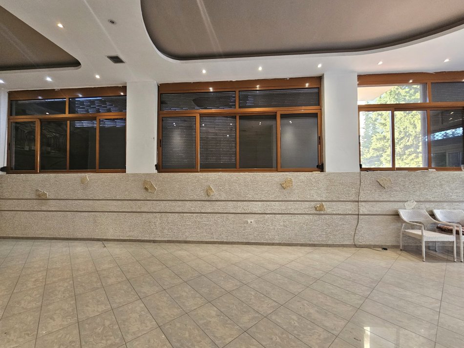 Me Qera: Ambient Buze Rruge ( 153m2 ) ME VERANDE ( 950€/muaj )- Fiks te fillimi i Bllokut te Vilave ne Selite