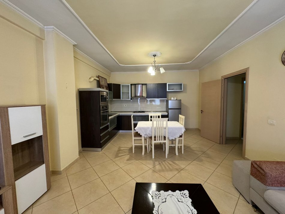 Tirane, jepet me qera apartament 2+1+Ballkon Kati 6, 120 m² 450 € (astir)