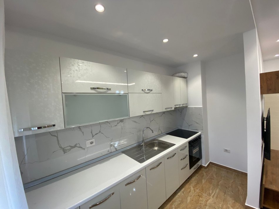 Tirane, jepet me qera apartament 2+1+Ballkon Kati 7, 103 m² 600 € (5MAJI)