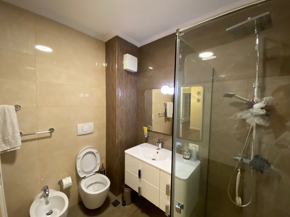 Tirane, jepet me qera apartament 2+1 Kati 2, 100 m² 1.300 € (Dervish Hima)