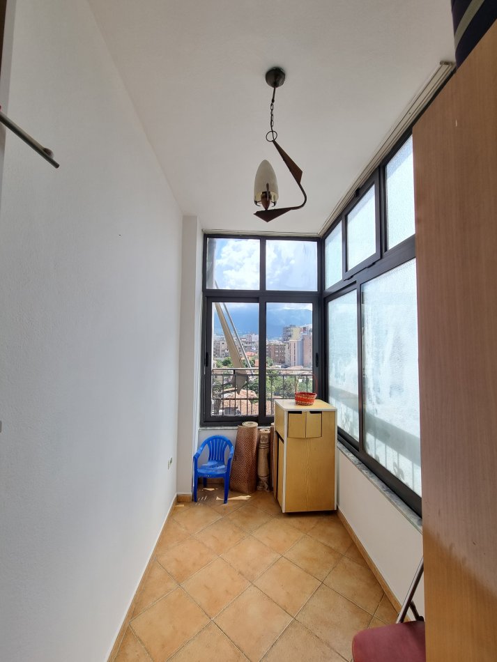 Tirane, jepet me qera apartament 2+1+Ballkon Kati 8, 120 m² 600 € (QENDER)