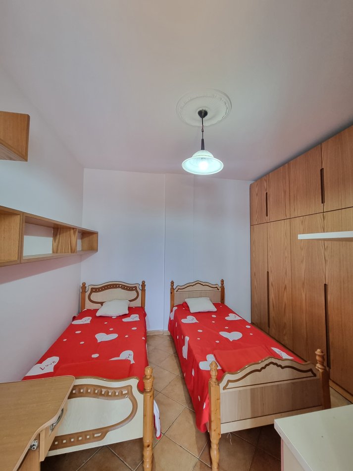 Tirane, jepet me qera apartament 2+1+Ballkon Kati 8, 120 m² 600 € (QENDER)