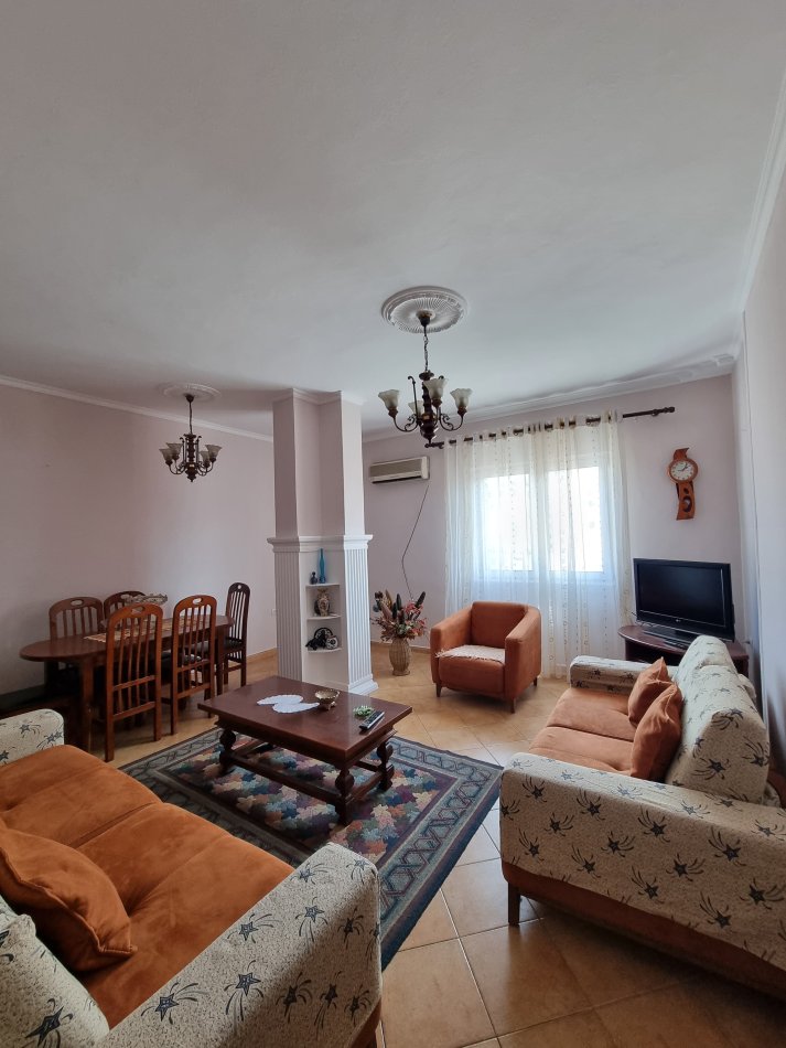 Tirane, jepet me qera apartament 2+1+Ballkon Kati 8, 120 m² 600 € (QENDER)
