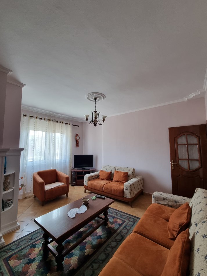 Tirane, jepet me qera apartament 2+1+Ballkon Kati 8, 120 m² 600 € (QENDER)