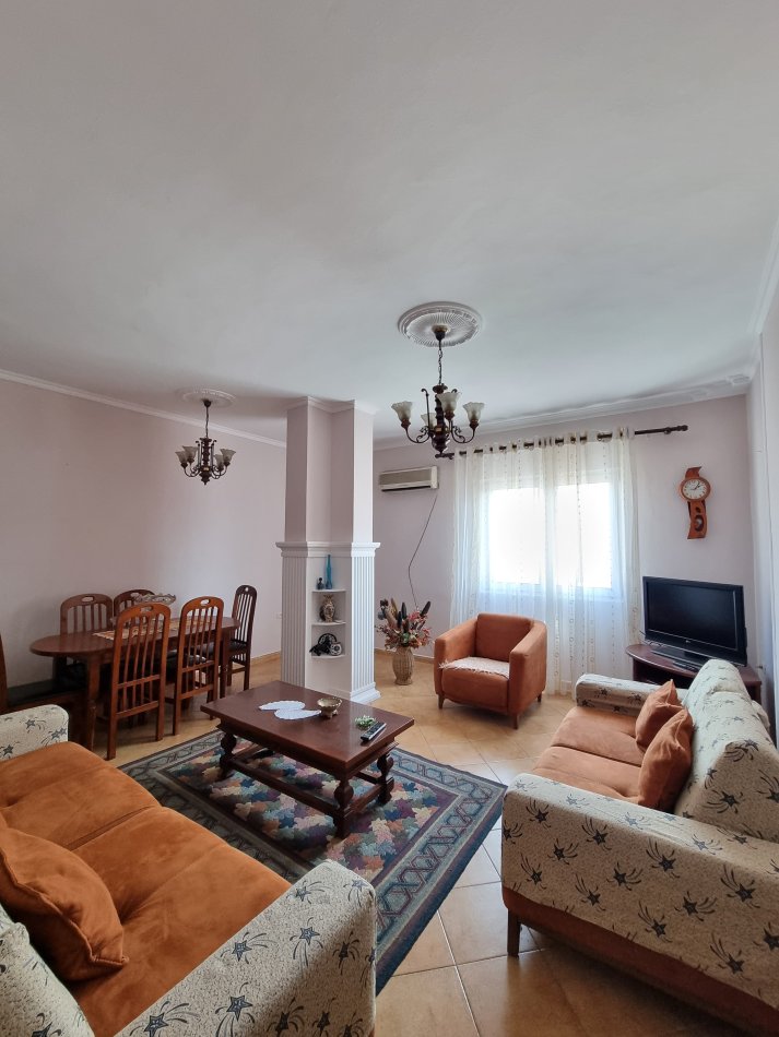 Tirane, jepet me qera apartament 2+1+Ballkon Kati 8, 120 m² 600 € (QENDER)