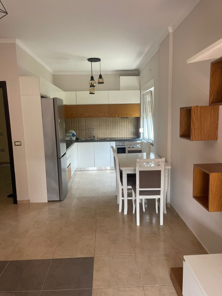 Tirane, jepet me qera 2+1 Kati 2, 75 m² 500 € (Sauk)