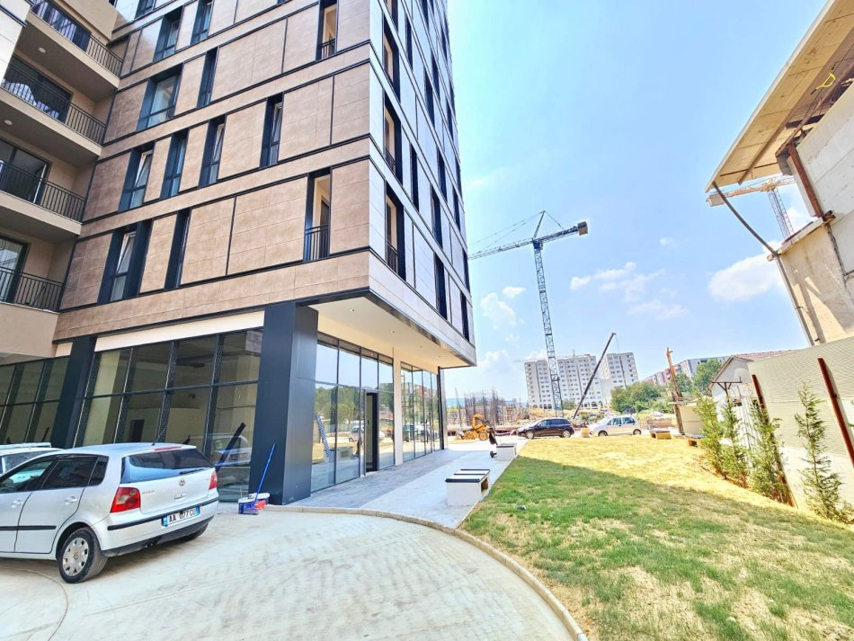 Shitet: Ambient Open Space  ( 📍Fusha e Aviacionit ) K. 0, Direkt Buze Rr. Kryesore | 320.000 € |