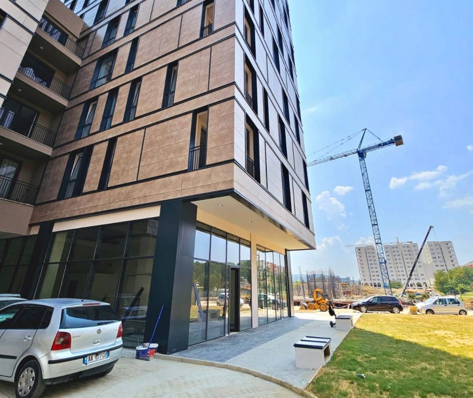 Shitet: Ambient Open Space  ( 📍Fusha e Aviacionit ) K. 0, Direkt Buze Rr. Kryesore | 320.000 € |