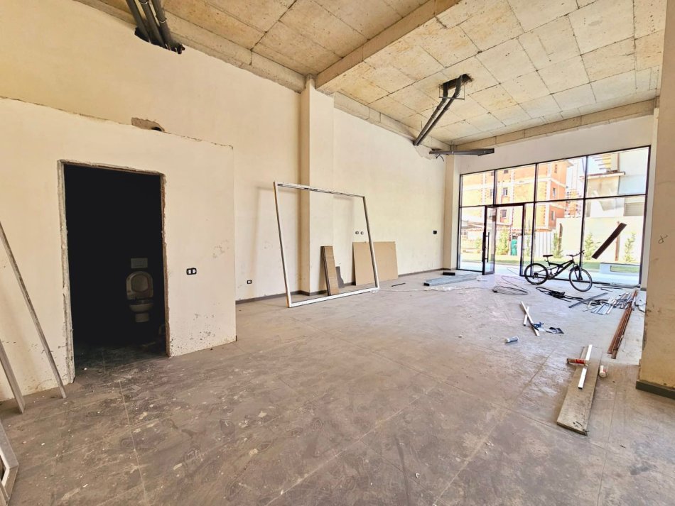 Shitet: Ambient Open Space  ( 📍Fusha e Aviacionit ) K. 0, Direkt Buze Rr. Kryesore | 320.000 € |