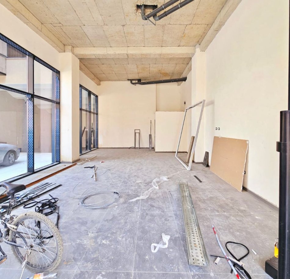 Shitet: Ambient Open Space  ( 📍Fusha e Aviacionit ) K. 0, Direkt Buze Rr. Kryesore | 320.000 € |