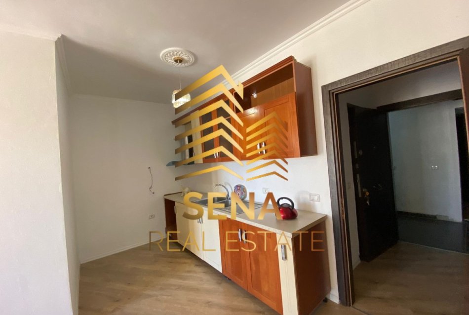 Tirane, shitet apartament 2+1+Ballkon Kati 2, 104 m² 120.000 € (Rruga Tom Plezha)