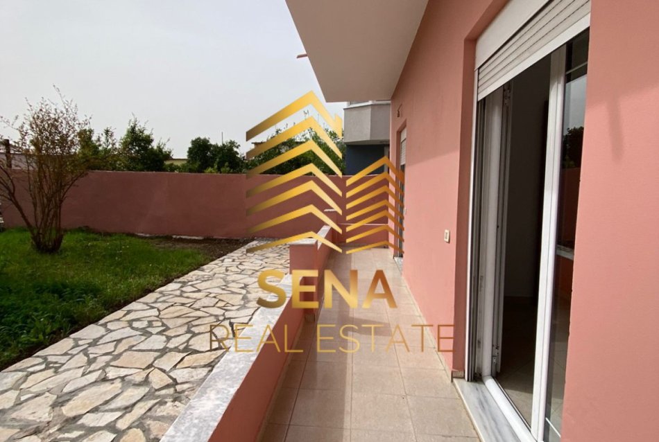 Tirane, shitet Vile 2+1+Ballkon Kati 3, 278 m² 295.000 € (Rruga Xhanfize Keko)