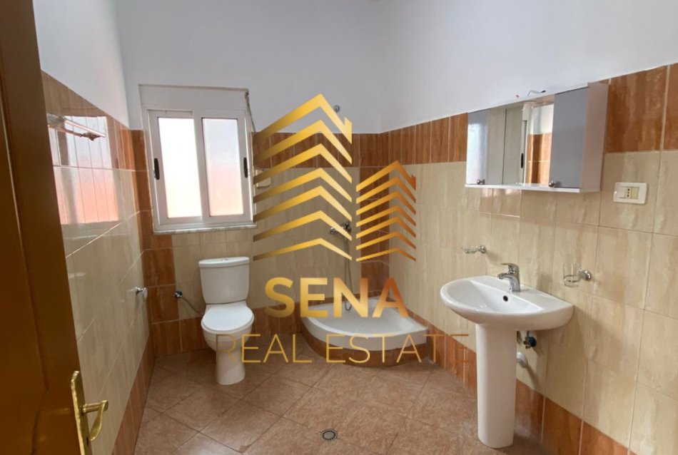 Tirane, shitet Vile 2+1+Ballkon Kati 3, 278 m² 295.000 € (Rruga Xhanfize Keko)