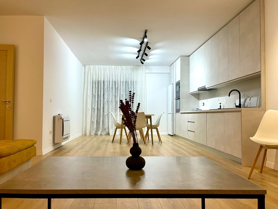 Tirane, shitet apartament 2+1+Ballkon Kati 2, 139 m² 250.000 € (Kopshti Botanik)