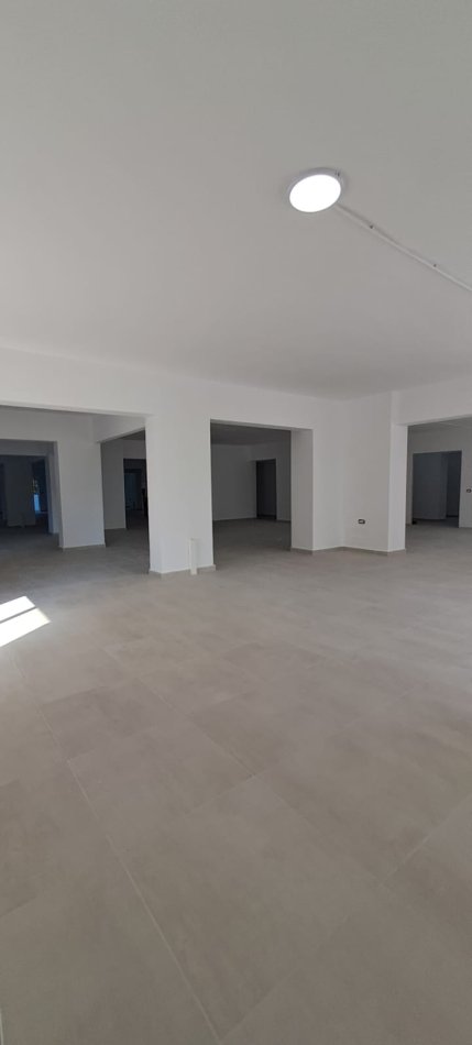 Tirane, jepet me qera ambjent biznesi Kati 1, 980 m² 6.500 € (LAPRAKE RRUGA DRITAN HOXHA)