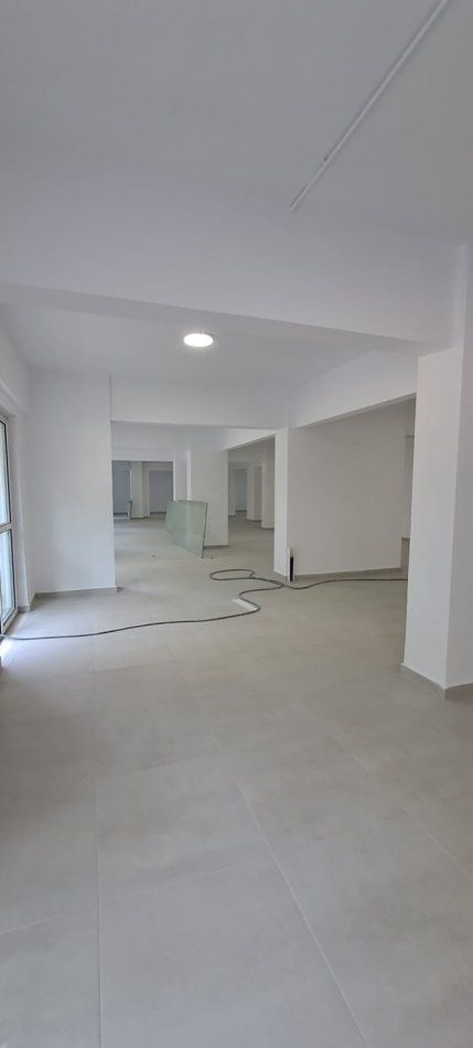 Tirane, jepet me qera ambjent biznesi Kati 1, 980 m² 6.500 € (LAPRAKE RRUGA DRITAN HOXHA)