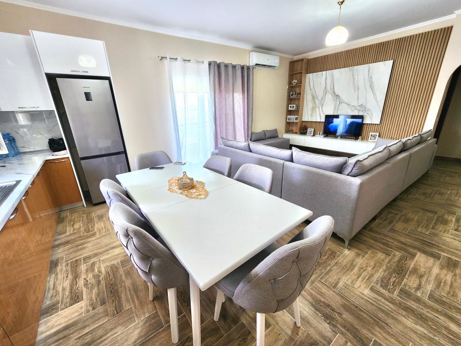 Me Qera: Kati 2-te i nje Vile (  2+1+2wc & 3Ballkone + Parkim )  në Farkë të Madhe | 400€/muaj Neto |Rethuar nga Gjelberimi dhe ajri i Paster | QETESI