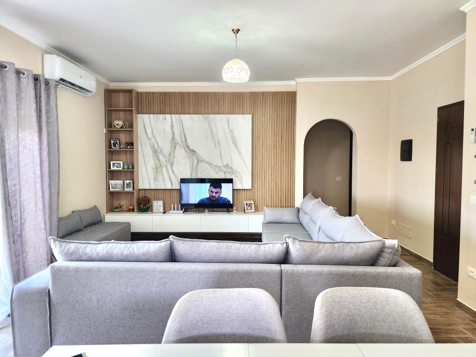 Me Qera: Kati 2-te i nje Vile (  2+1+2wc & 3Ballkone + Parkim )  në Farkë të Madhe | 400€/muaj Neto |Rethuar nga Gjelberimi dhe ajri i Paster | QETESI