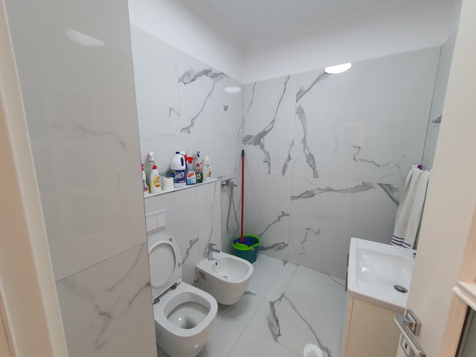 Tirane, shitet apartament 2+1+Ballkon Kati 8, 112 m² 200.000 € (prane QSUT)