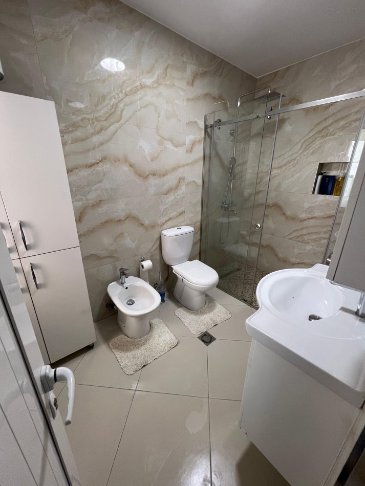 Tirane, shitet apartament 2+1+Ballkon Kati 6, 102 m² 140.000 € (Yzberisht)