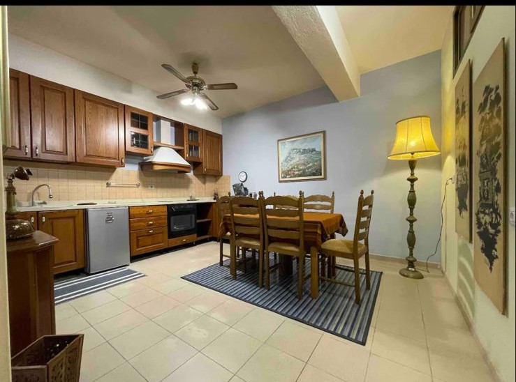 Tirane, jepet me qera apartament 1+1+Ballkon Kati 3, 90 m² (Stacioni i Trenit)