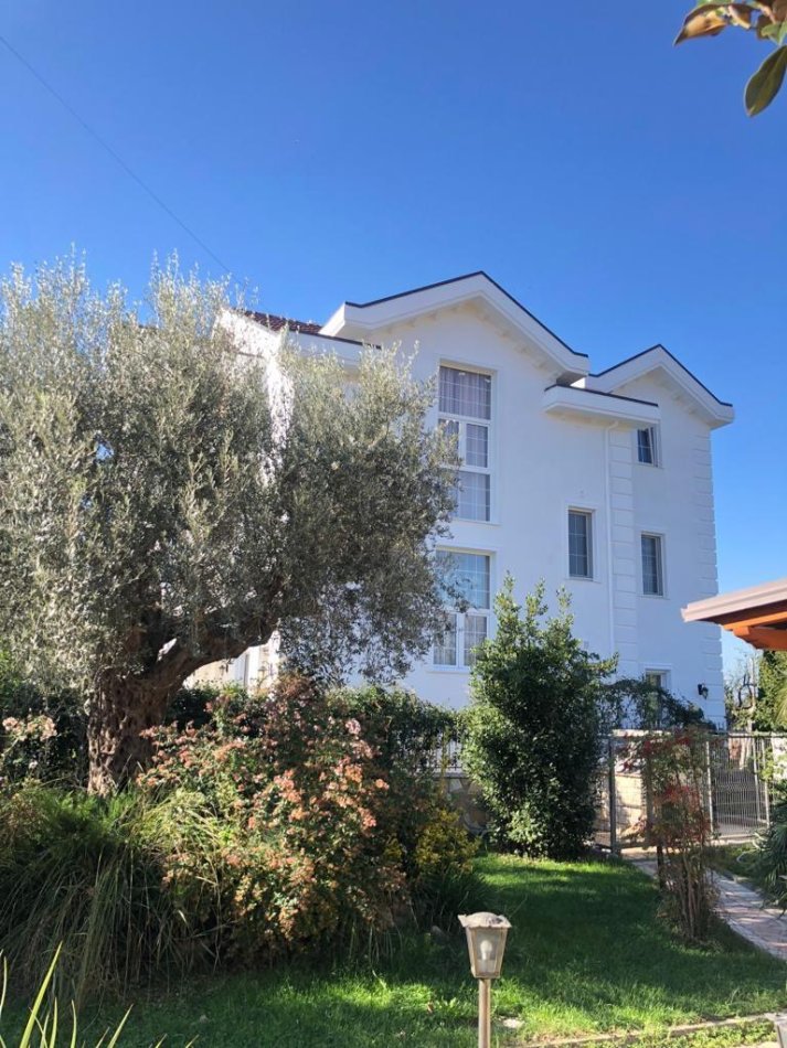 Tirane, shitet Vile 3 Katshe , 500 m² 380.000 € (Rruga Argjinatura)
