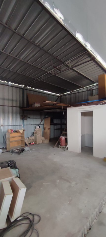 Tirane, jepet me qera magazine Kati 0, 240 m² 1.000 € (Prane Rinasit)
