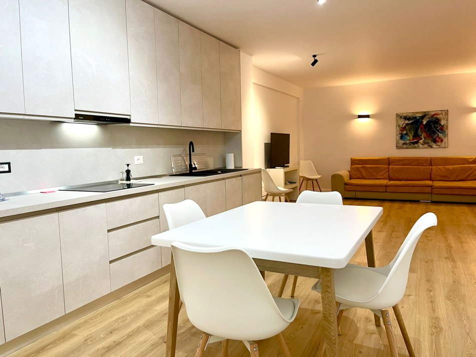 Tirane, shitet apartament 2+1 Kati 2, 139 m² 250.000 € (Kopshti Botanik)