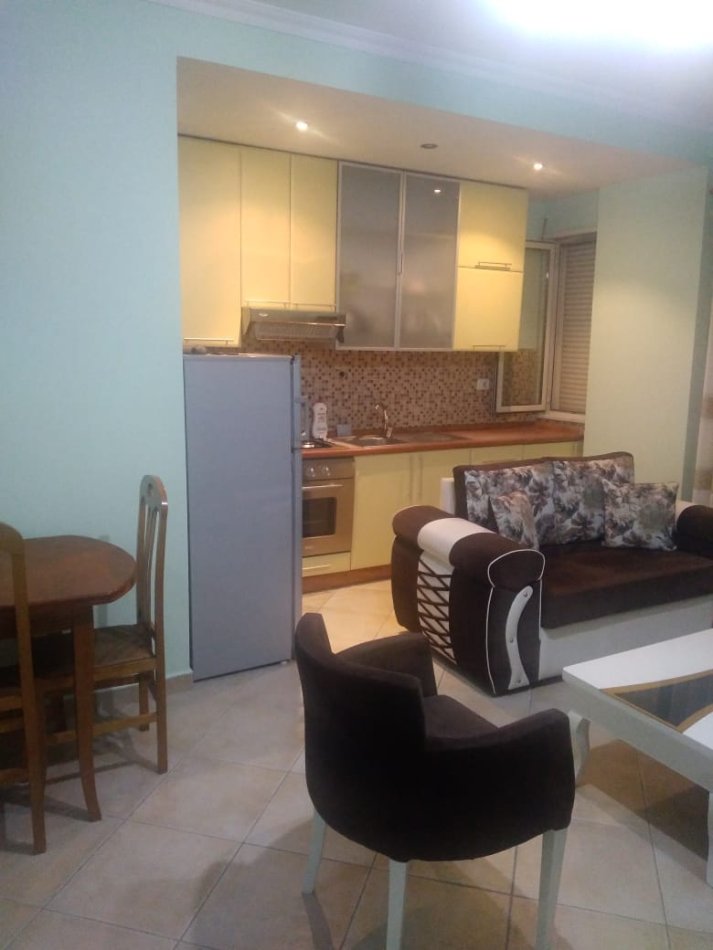 Tirane, jepet me qera apartament 1+1 Kati 3, 65 m² 400 € (parku)