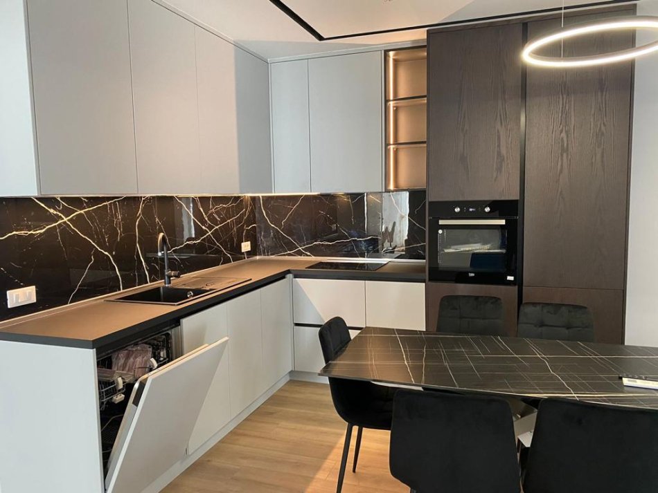 Tirane, jepet me qera apartament 3+1 Kati 5, 150 m² 1.650 € (Komuna e Parisit)