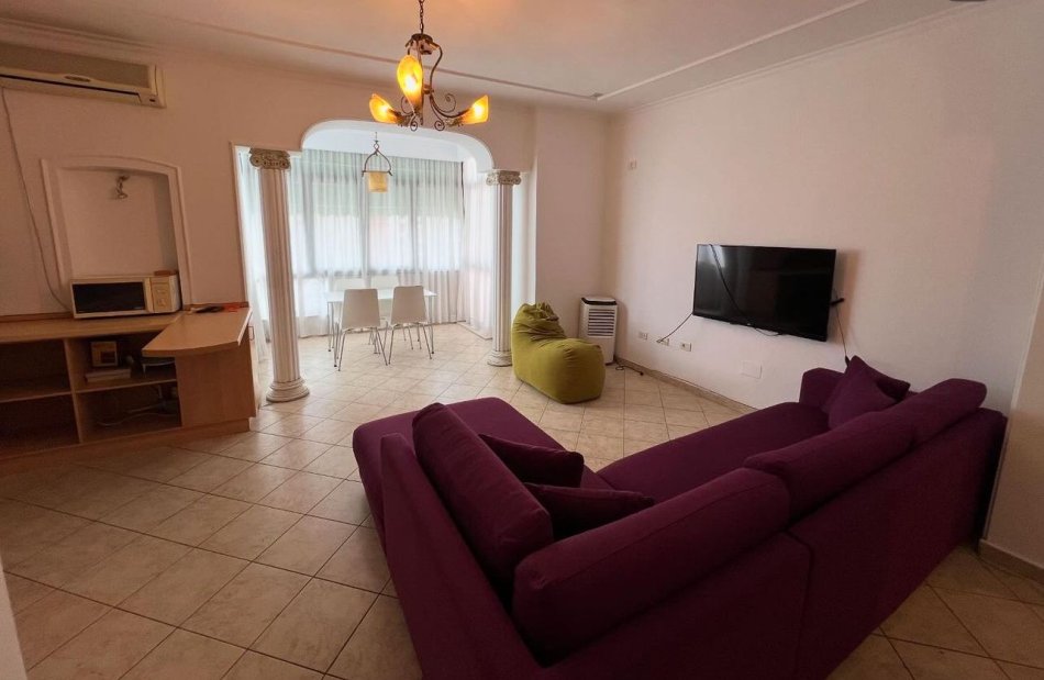 Tirane, jepet me qera 2+1+Ballkon , 90 m² 600 € (Rruga e Kavajes)