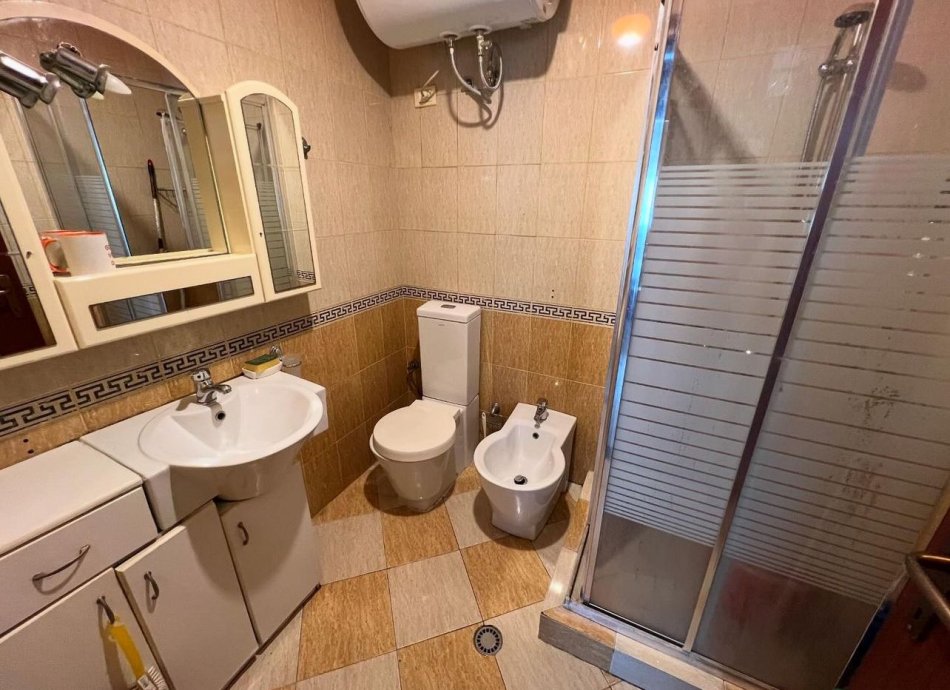Tirane, jepet me qera 2+1+Ballkon , 90 m² 600 € (Rruga e Kavajes)