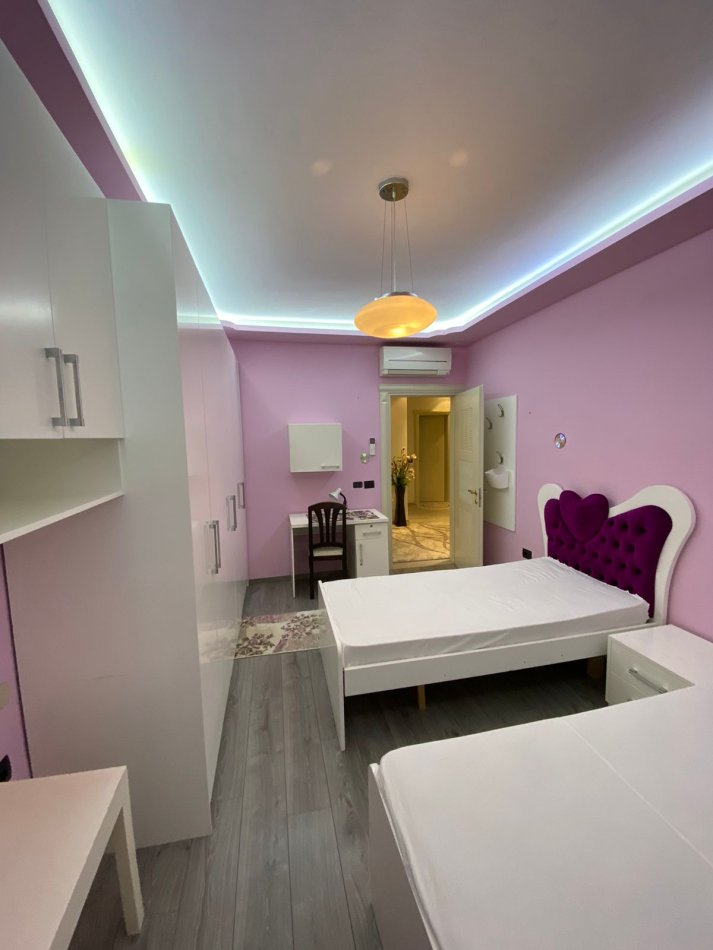 Tirane, shitet apartament 3+1 Kati 7, 153 m² 250.000 € (Uet)