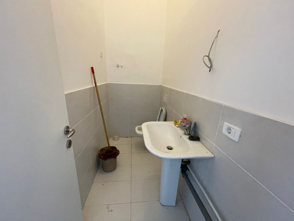 Tirane, jepet me qera ambjent biznesi Kati 1, 50 m² 500 € (Rezidenca Kodra Diellit 2)