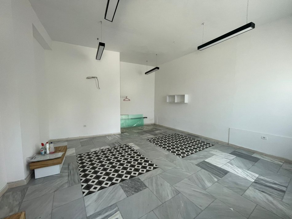Tirane, jepet me qera ambjent biznesi Kati 1, 50 m² 500 € (Rezidenca Kodra Diellit 2)