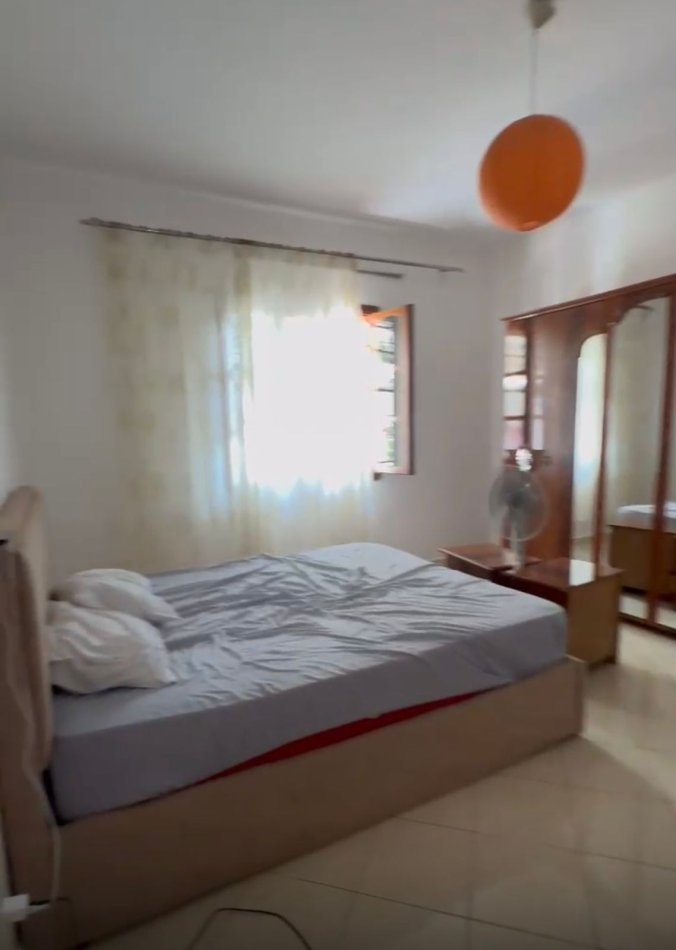 Tirane, jepet me qera Vile 2+1, 400 m² 500 € (Rruga e Dibres)