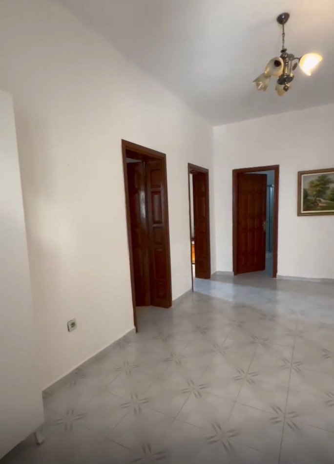 Tirane, jepet me qera Vile 2+1, 400 m² 500 € (Rruga e Dibres)