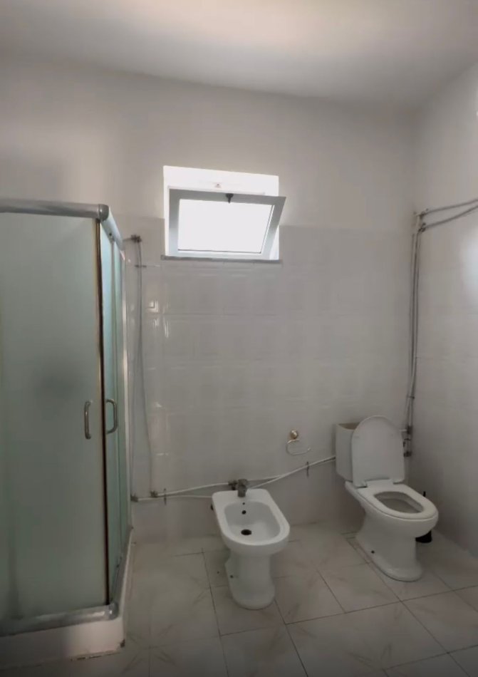 Tirane, jepet me qera Vile 2+1, 400 m² 500 € (Rruga e Dibres)