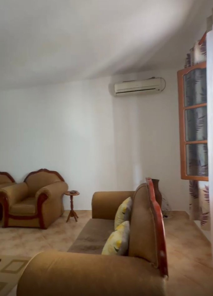 Tirane, jepet me qera apartament 2+1 Kati 1, 400 m² 500 € (Rruga e Dibrës)