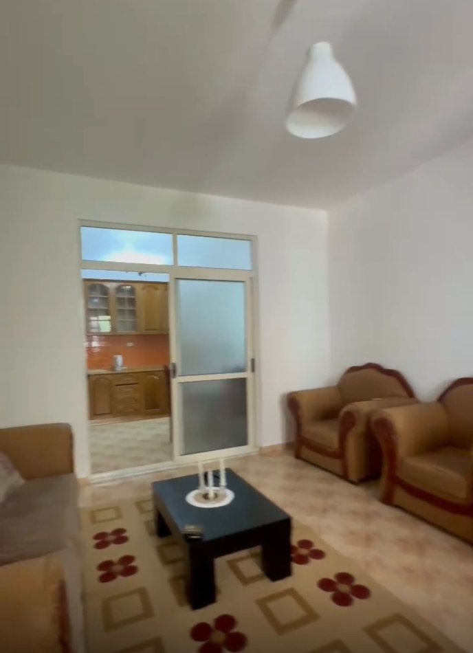 Tirane, jepet me qera Vile 2+1, 400 m² 500 € (Rruga e Dibres)